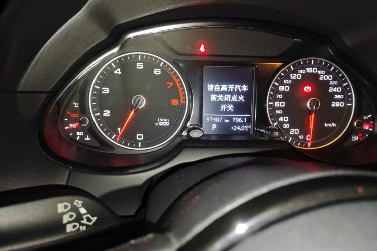 Used Audi Q5 2016 40 TFSI Technology Edition Odometer Close Up