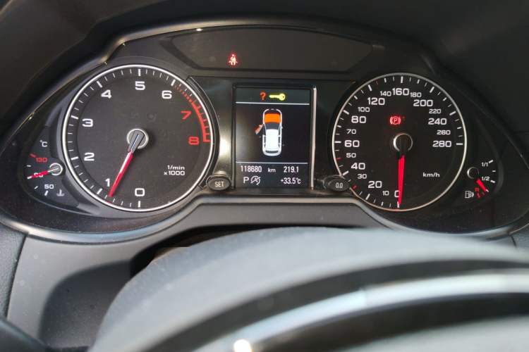 Used Audi Q5 2016 40 TFSI Technology Edition Odometer Close Up