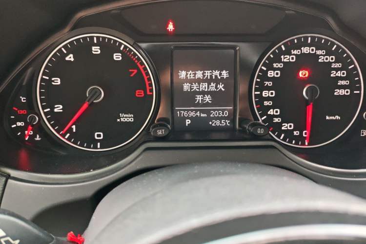 Used Audi Q5 2016 40 TFSI Technology Edition Odometer Close Up