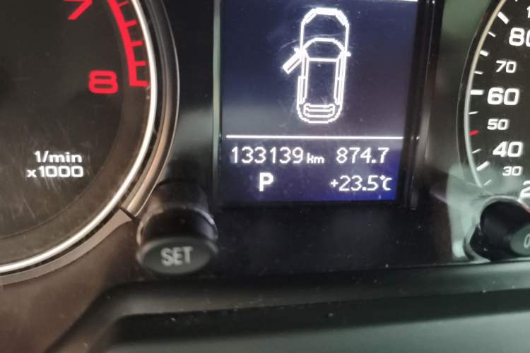 Used Audi Q5 2016 40 TFSI Trendy Edition Odometer Close Up