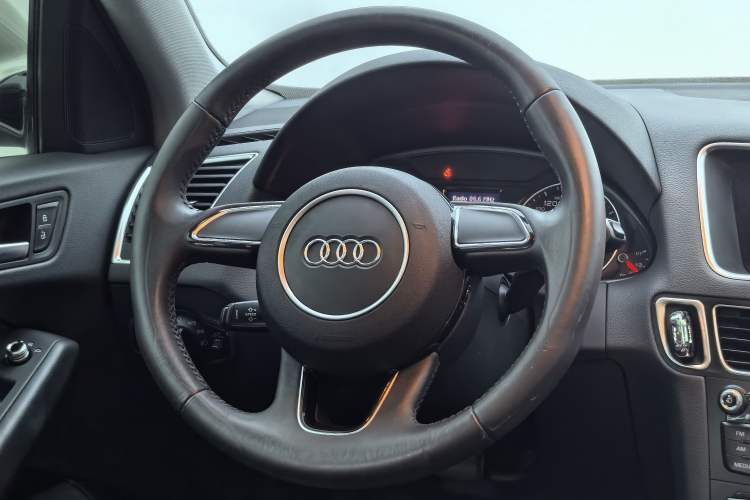 Used Audi Q5 2016 40 TFSI Trendy Edition Steering Wheel