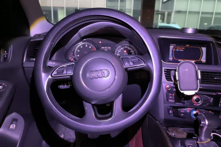 Used Audi Q5 2016 40 TFSI Trendy Edition Steering Wheel
