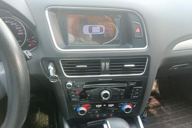 Used Audi Q5 2016 40 TFSI Technology Edition Audio And AC Panel