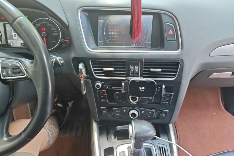Used Audi Q5 2016 40 TFSI Trendy Edition Audio And AC Panel