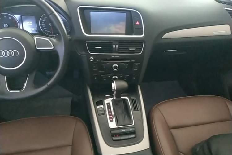 Used Audi Q5 2016 40 TFSI Trendy Edition Audio And AC Panel