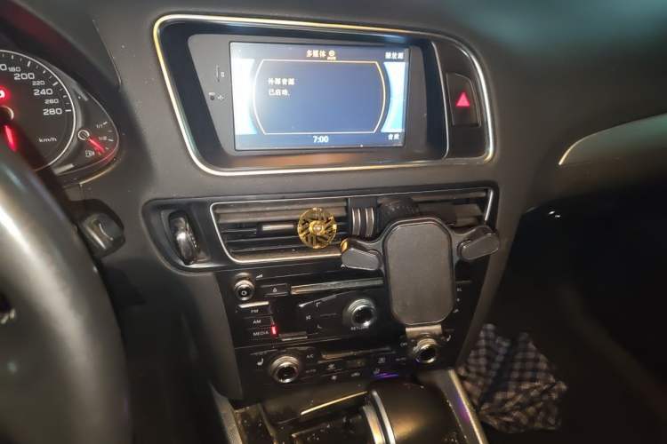 Used Audi Q5 2016 40 TFSI Technology Edition Audio And AC Panel