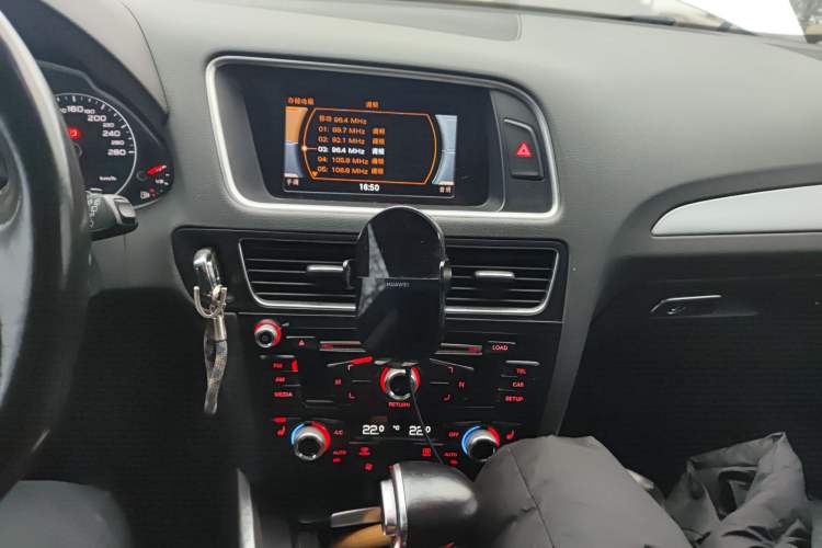 Used Audi Q5 2016 40 TFSI Technology Edition Audio And AC Panel