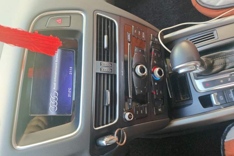 Used Audi Q5 2016 40 TFSI Trendy Edition Audio And AC Panel