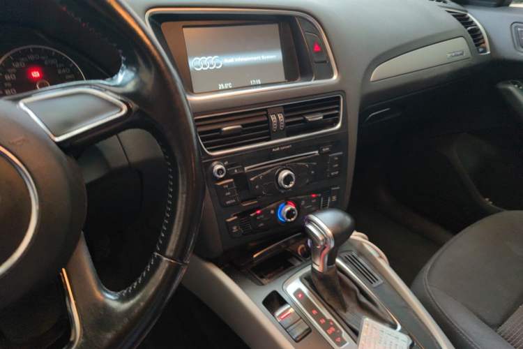 Used Audi Q5 2016 40 TFSI Technology Edition Audio And AC Panel