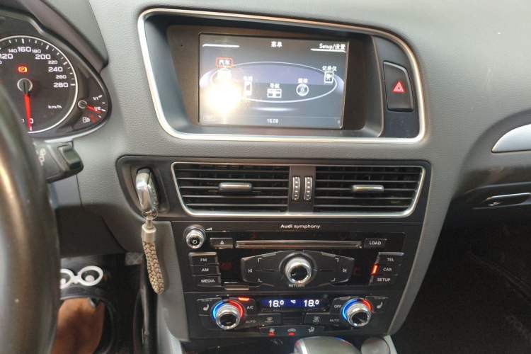 Used Audi Q5 2016 40 TFSI Technology Edition Audio And AC Panel