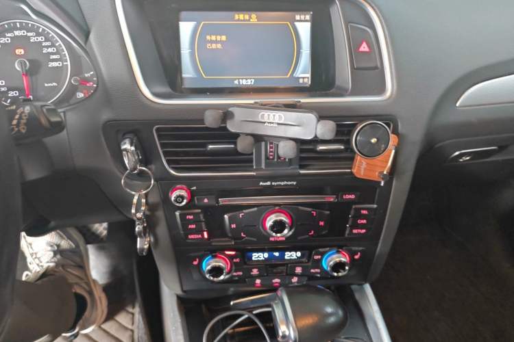 Used Audi Q5 2016 40 TFSI Technology Edition Audio And AC Panel