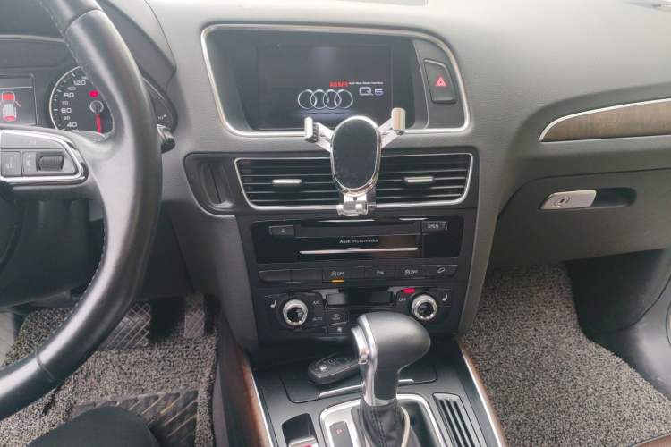 Used Audi Q5 2016 40 TFSI Comfort Model Audio And AC Panel