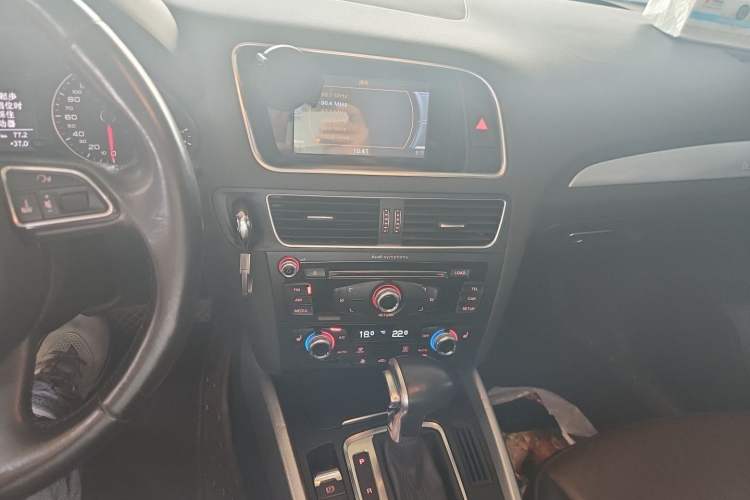 Used Audi Q5 2016 40 TFSI Technology Edition Audio And AC Panel