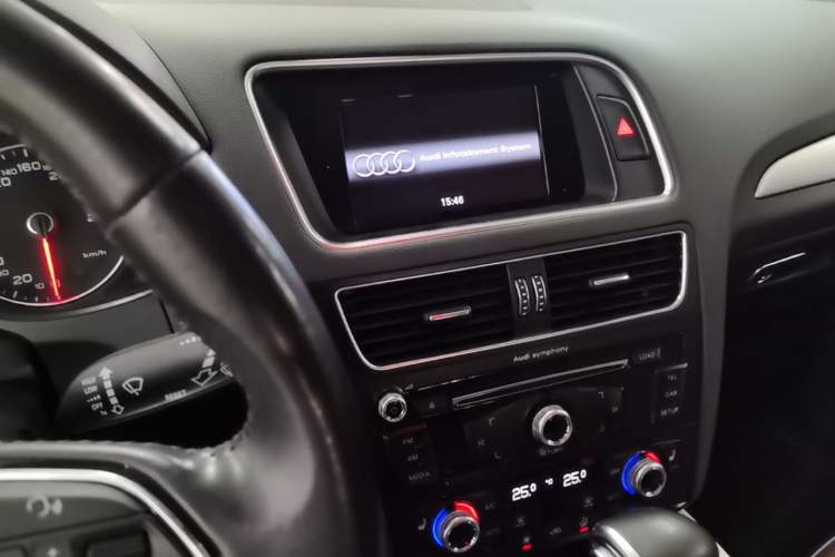 Used Audi Q5 2016 40 TFSI Technology Edition Audio And AC Panel
