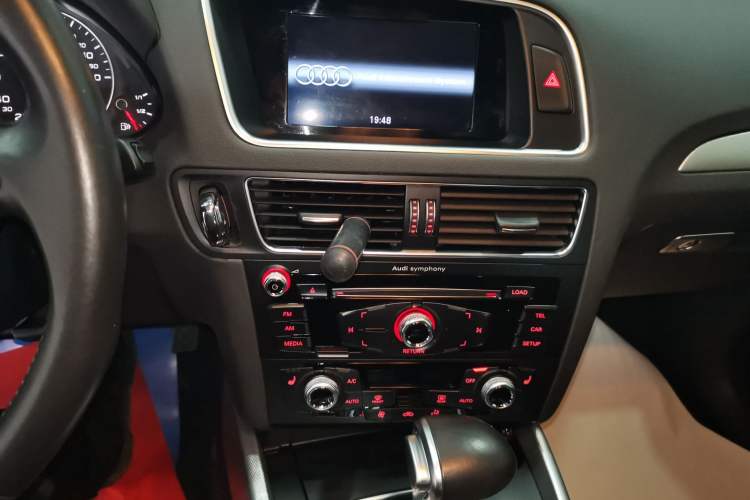 Used Audi Q5 2016 40 TFSI Technology Edition Audio And AC Panel