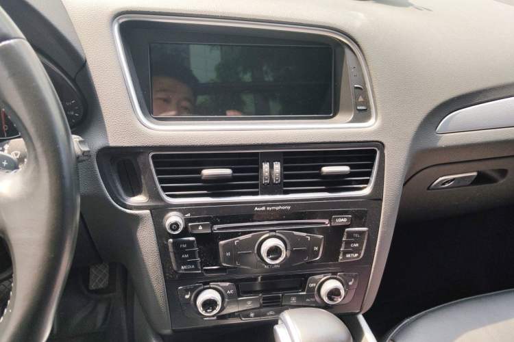 Used Audi Q5 2016 40 TFSI Technology Edition Audio And AC Panel