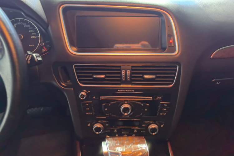 Used Audi Q5 2016 40 TFSI Technology Edition Audio And AC Panel
