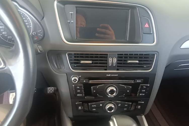 Used Audi Q5 2016 40 TFSI Trendy Edition Audio And AC Panel