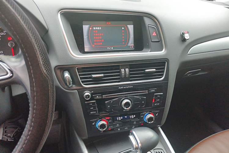 Used Audi Q5 2016 40 TFSI Technology Edition Audio And AC Panel