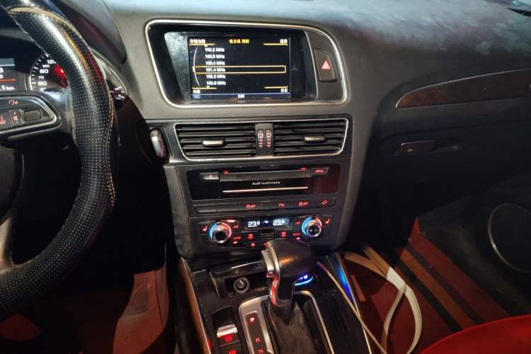 Used Audi Q5 2016 40 TFSI Comfort Model Audio And AC Panel