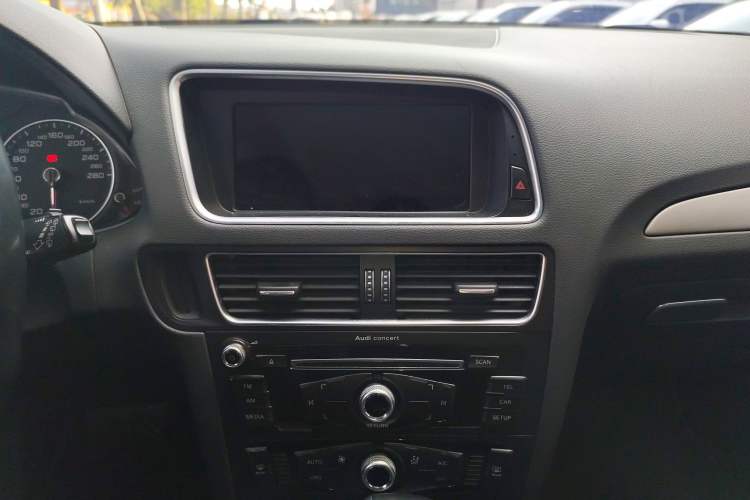 Used Audi Q5 2016 40 TFSI Trendy Edition Audio And AC Panel