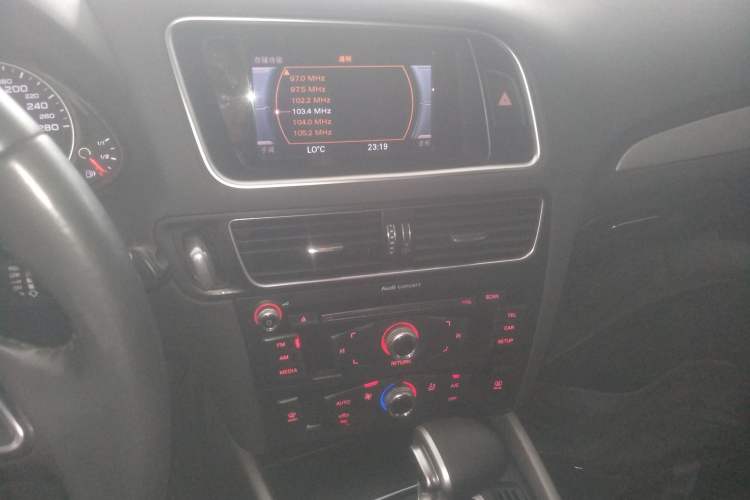 Used Audi Q5 2016 40 TFSI Trendy Edition Audio And AC Panel