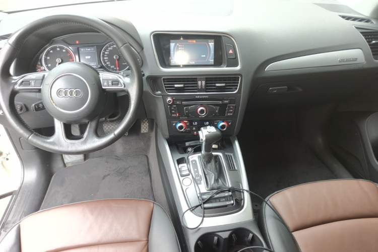 Used Audi Q5 2016 40 TFSI Technology Edition Audio And AC Panel