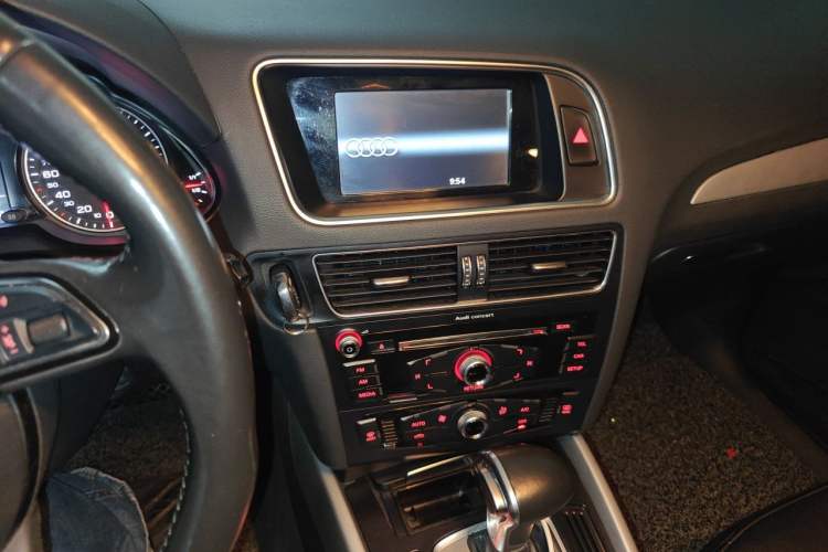 Used Audi Q5 2016 40 TFSI Trendy Edition Audio And AC Panel