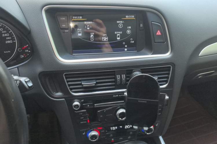 Used Audi Q5 2016 40 TFSI Technology Edition Audio And AC Panel