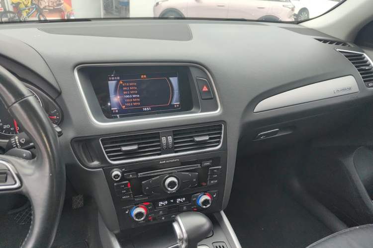 Used Audi Q5 2016 40 TFSI Technology Edition Audio And AC Panel