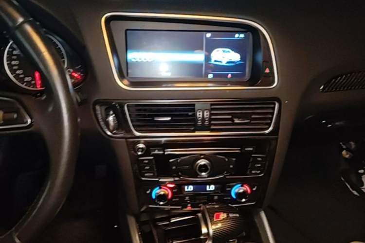 Used Audi Q5 2016 40 TFSI Technology Edition Audio And AC Panel