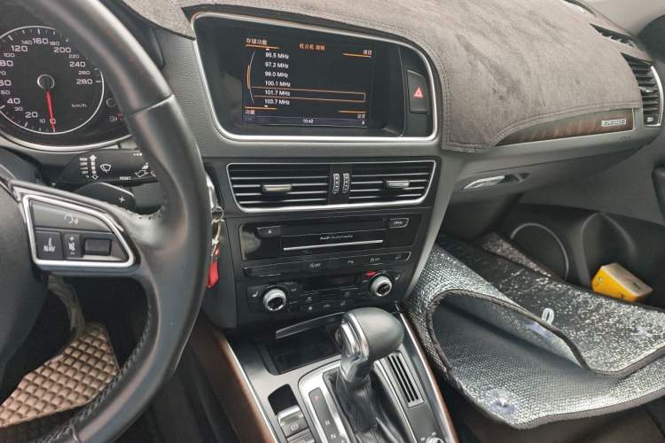 Used Audi Q5 2016 40 TFSI Technology Edition Audio And AC Panel