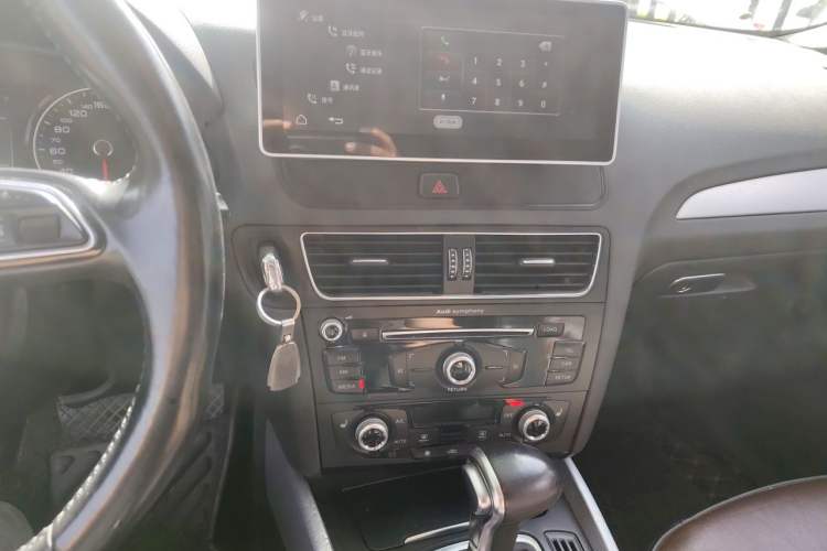 Used Audi Q5 2016 40 TFSI Technology Edition Audio And AC Panel