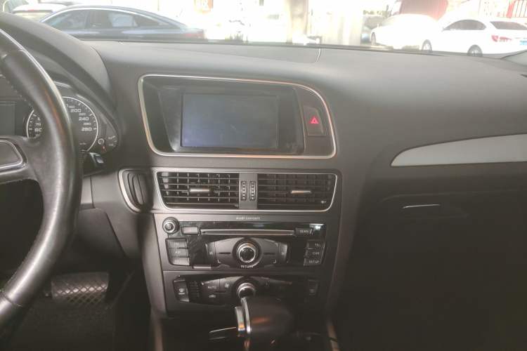 Used Audi Q5 2016 40 TFSI Trendy Edition Audio And AC Panel