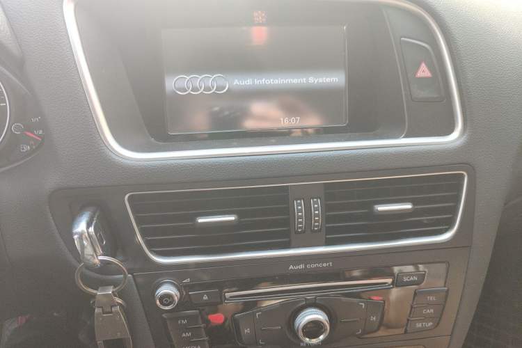 Used Audi Q5 2016 40 TFSI Trendy Edition Audio And AC Panel