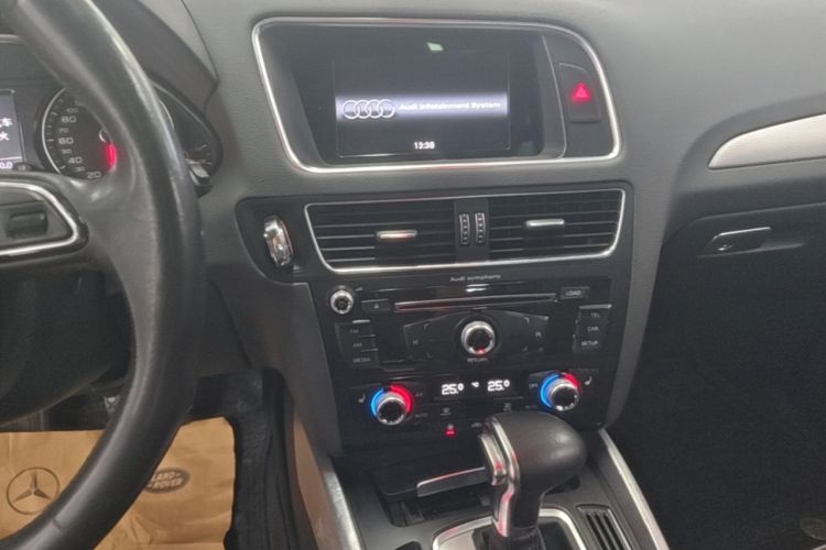 Used Audi Q5 2016 40 TFSI Technology Edition Audio And AC Panel
