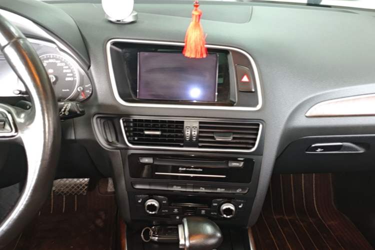 Used Audi Q5 2016 40 TFSI Comfort Model Audio And AC Panel