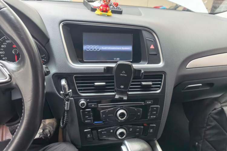 Used Audi Q5 2016 40 TFSI Trendy Edition Audio And AC Panel