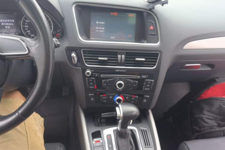 Used Audi Q5 2016 40 TFSI Trendy Edition Audio And AC Panel