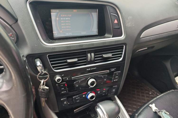 Used Audi Q5 2016 40 TFSI Trendy Edition Audio And AC Panel