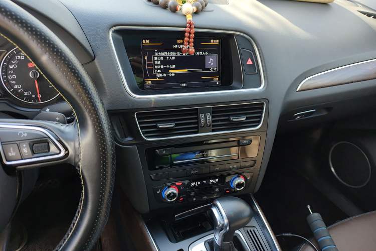 Used Audi Q5 2016 40 TFSI Technology Edition Audio And AC Panel