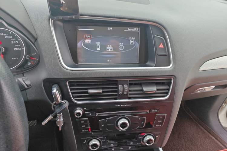 Used Audi Q5 2016 40 TFSI Technology Edition Audio And AC Panel
