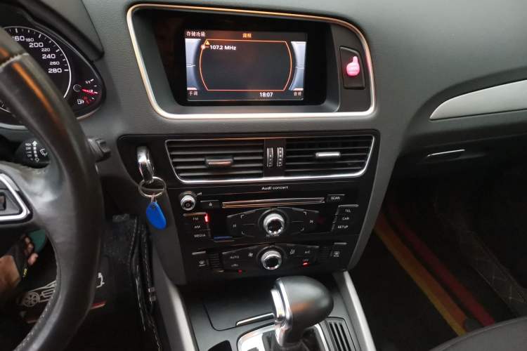 Used Audi Q5 2016 40 TFSI Technology Edition Audio And AC Panel