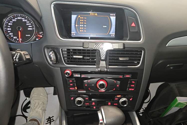 Used Audi Q5 2016 40 TFSI Technology Edition Audio And AC Panel