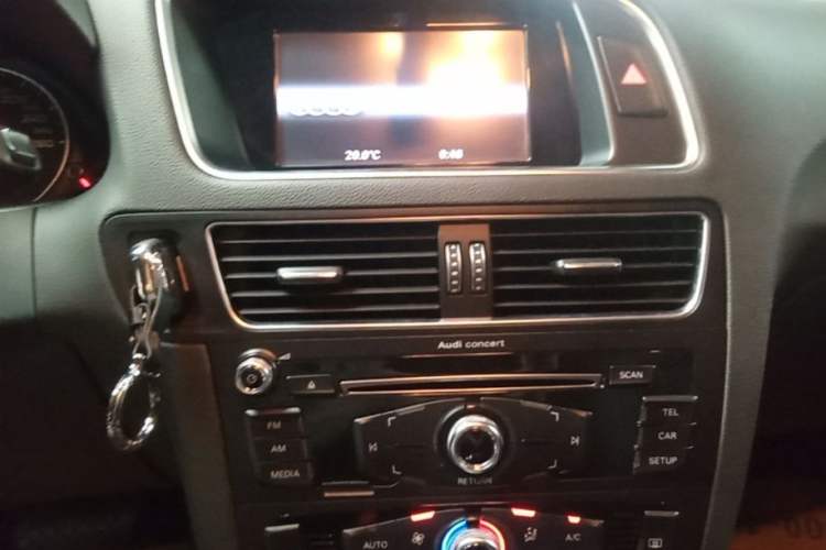 Used Audi Q5 2016 40 TFSI Trendy Edition Audio And AC Panel