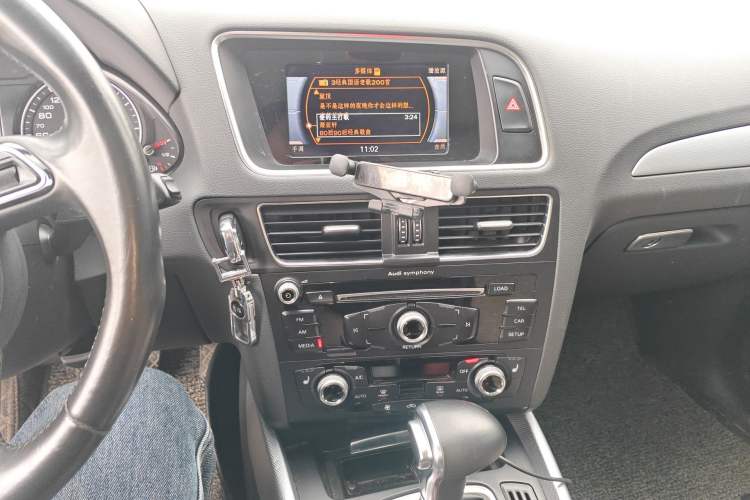 Used Audi Q5 2016 40 TFSI Technology Edition Audio And AC Panel