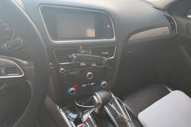 Used Audi Q5 2016 40 TFSI Technology Edition Audio And AC Panel