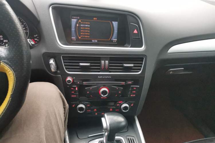 Used Audi Q5 2016 40 TFSI Comfort Model Audio And AC Panel