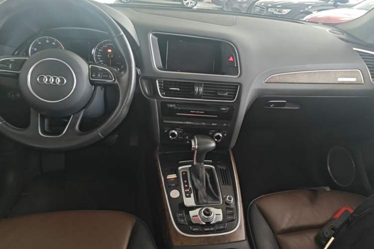 Used Audi Q5 2016 40 TFSI Comfort Model Audio And AC Panel