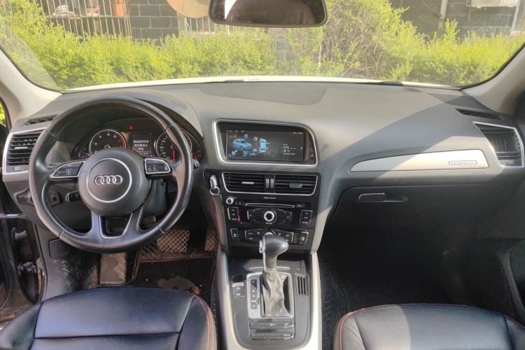 Used Audi Q5 2016 40 TFSI Trendy Edition Center Console